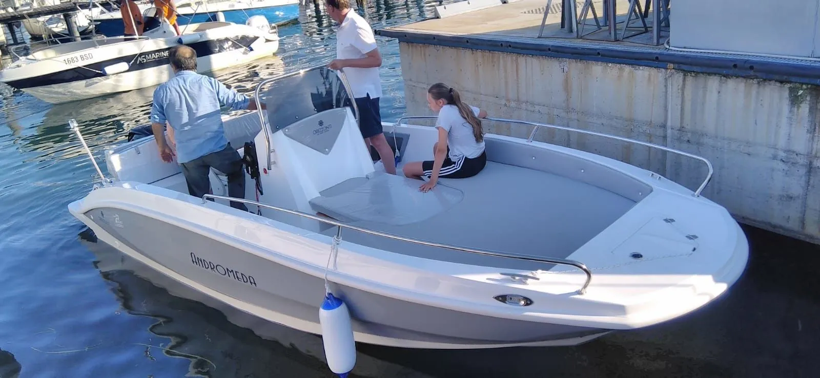Charter a 6.3m Motor Boat in Moniga