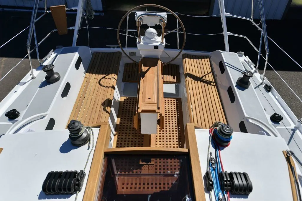 Charter a 12.68m Sailing Yacht Ovni 395 in La Trinite-sur-Mer