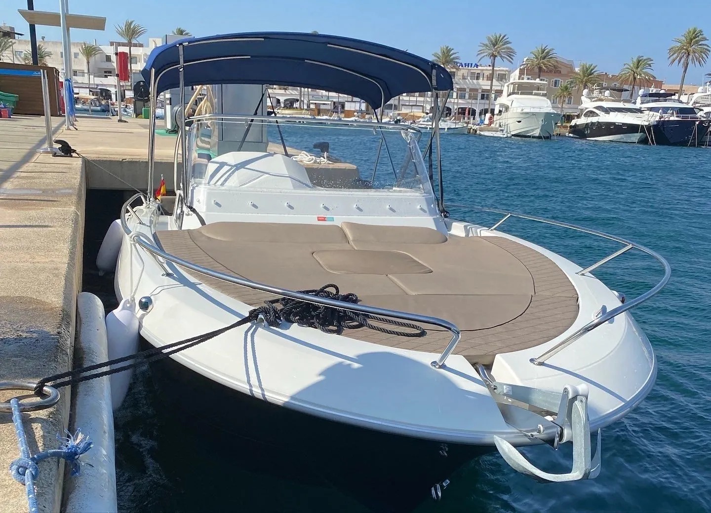 7m La Savina Pacific Craft 700 Hire