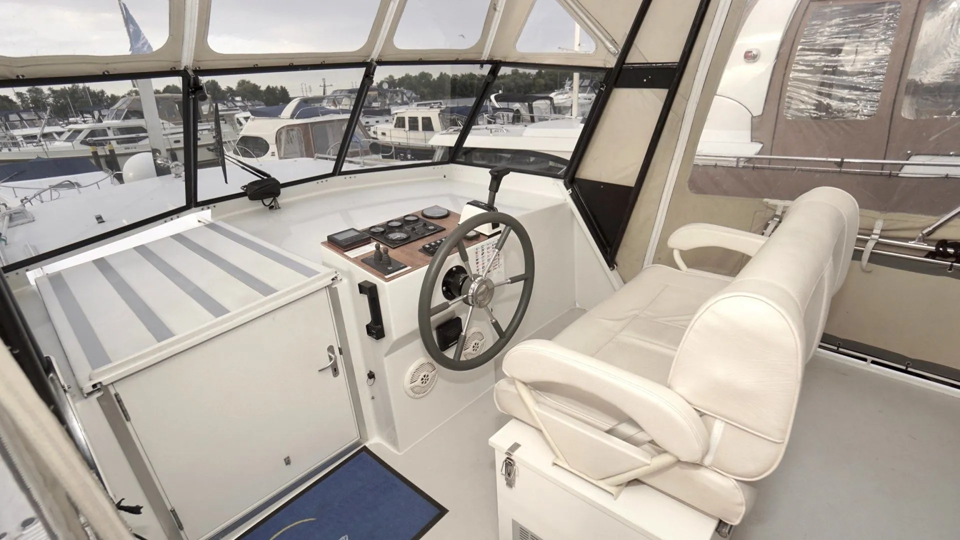 Explore Zehdenick on a 10.6m Rental House Boat