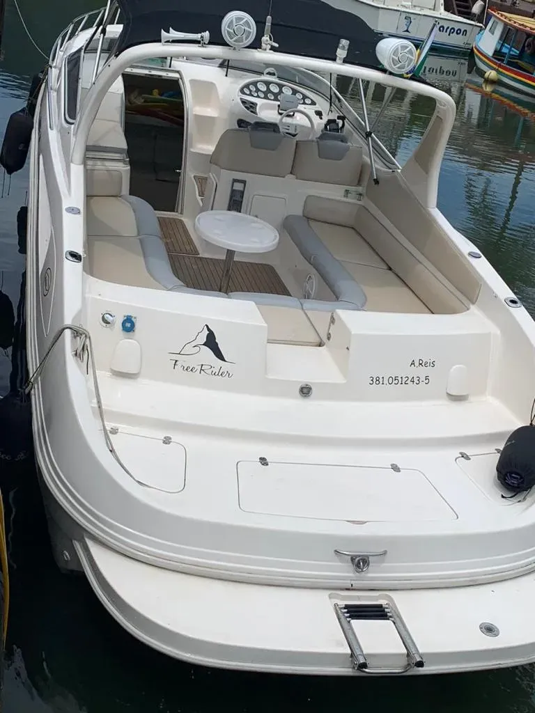 Explore Bracui on a 11.58m Rental Phantom Runner 380