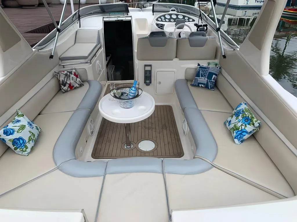 Explore Bracui on a 11.58m Rental Phantom Runner 380