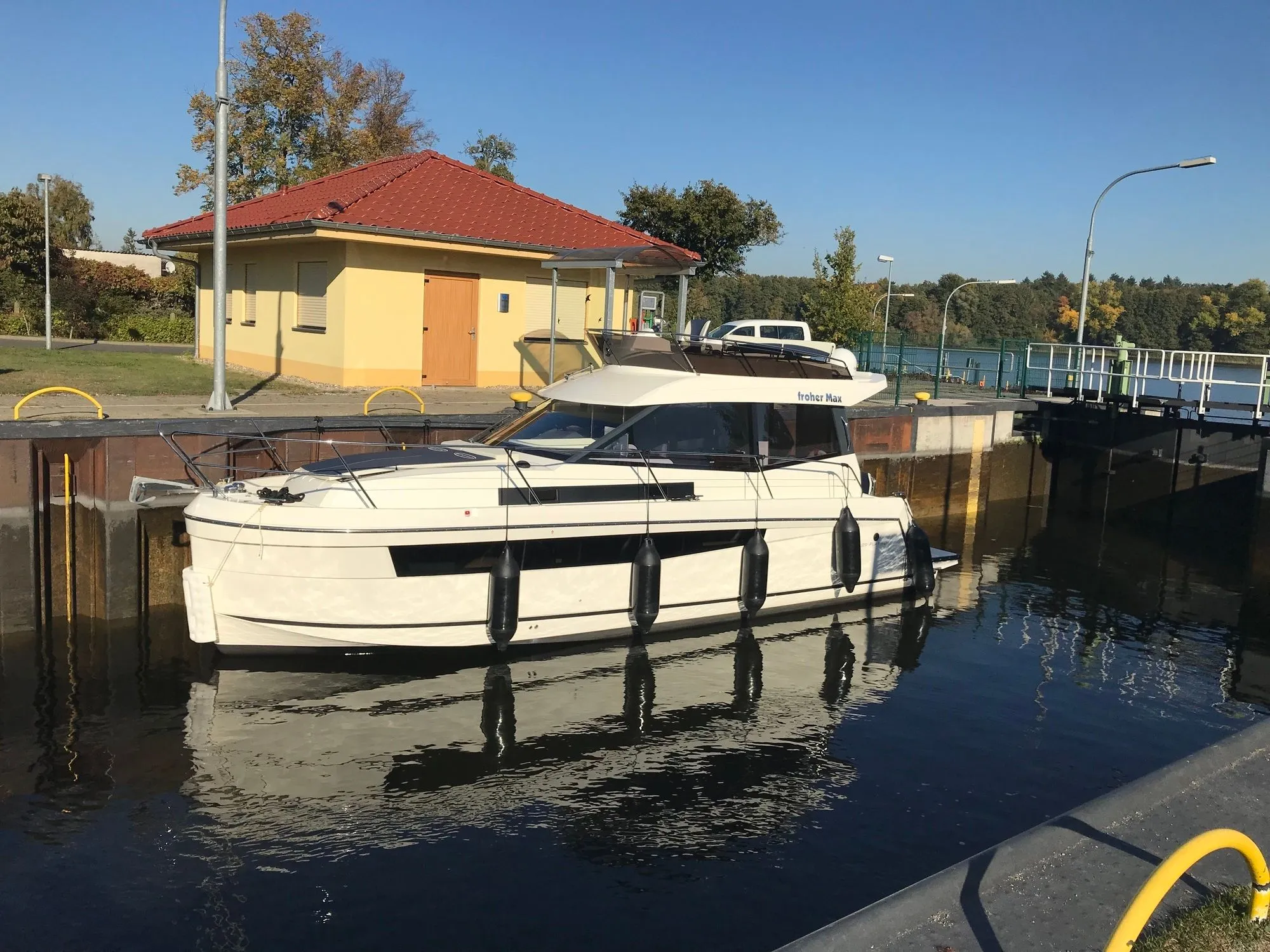 Wieder n Max Charter Boat