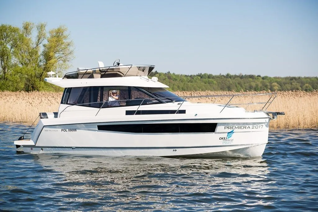 Charter a 10.38m Platinum 989 Motor Yacht in Wilkasy