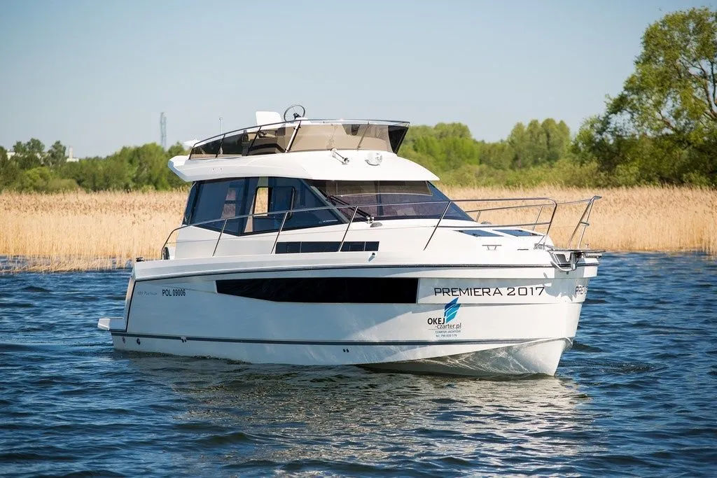Charter a 10.38m Platinum 989 Motor Yacht in Wilkasy