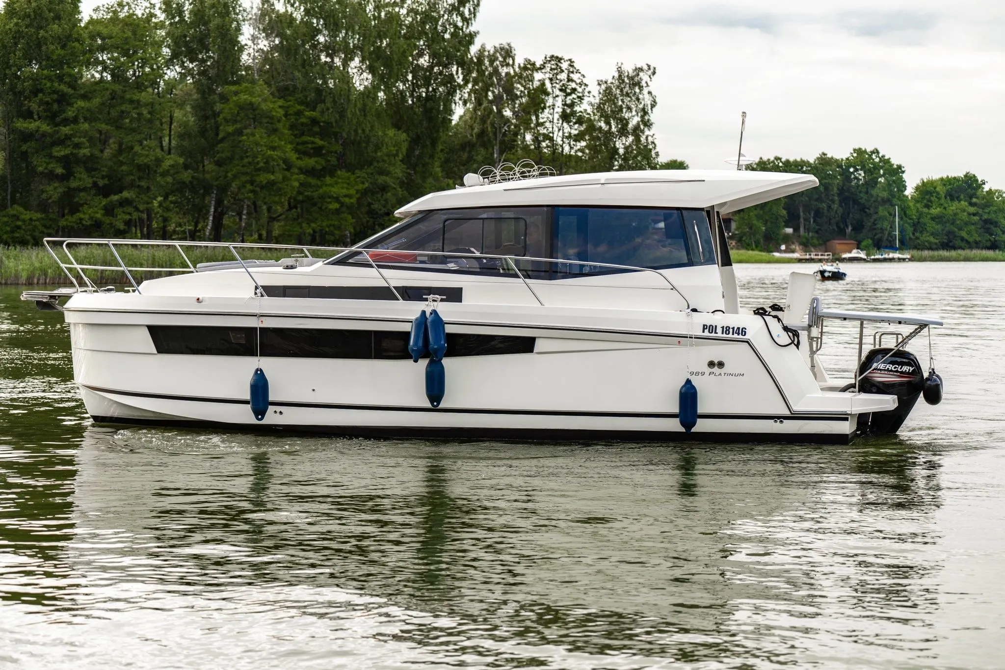 Explore Wilkasy on a 9.89m Rental House Boat