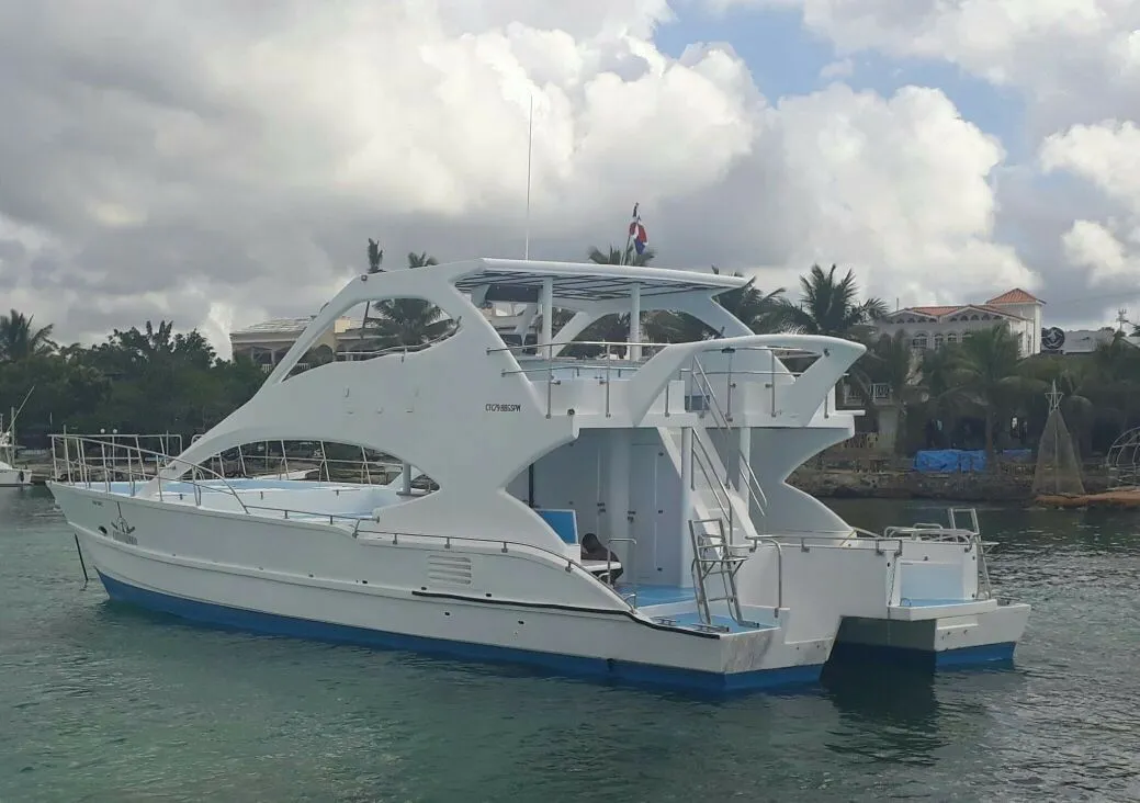 Charter a 14.95m Power Catamaran in La Romana