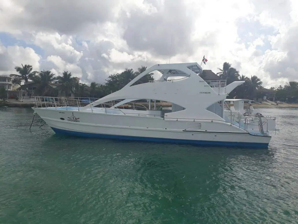 Charter a 14.95m Power Catamaran in La Romana