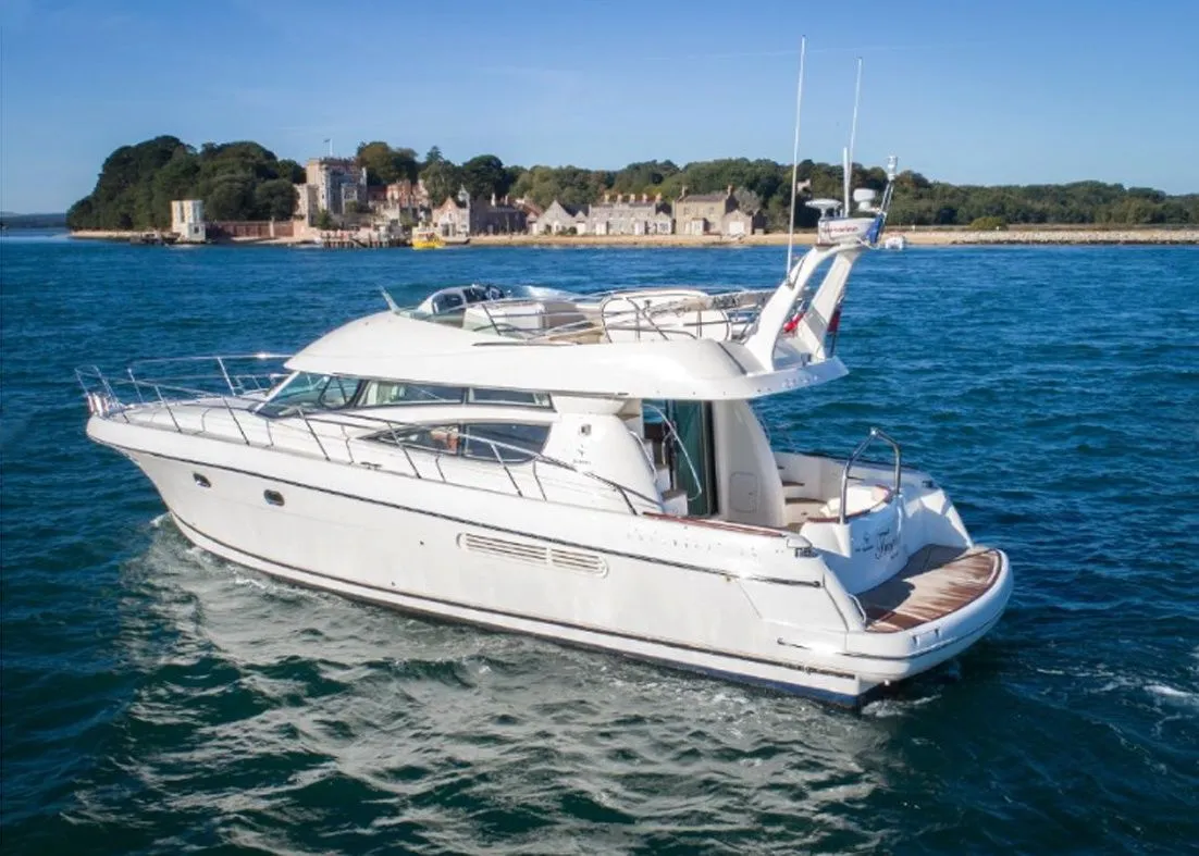 Charter a 14.29m Motor Yacht in Castellammare di Stabia