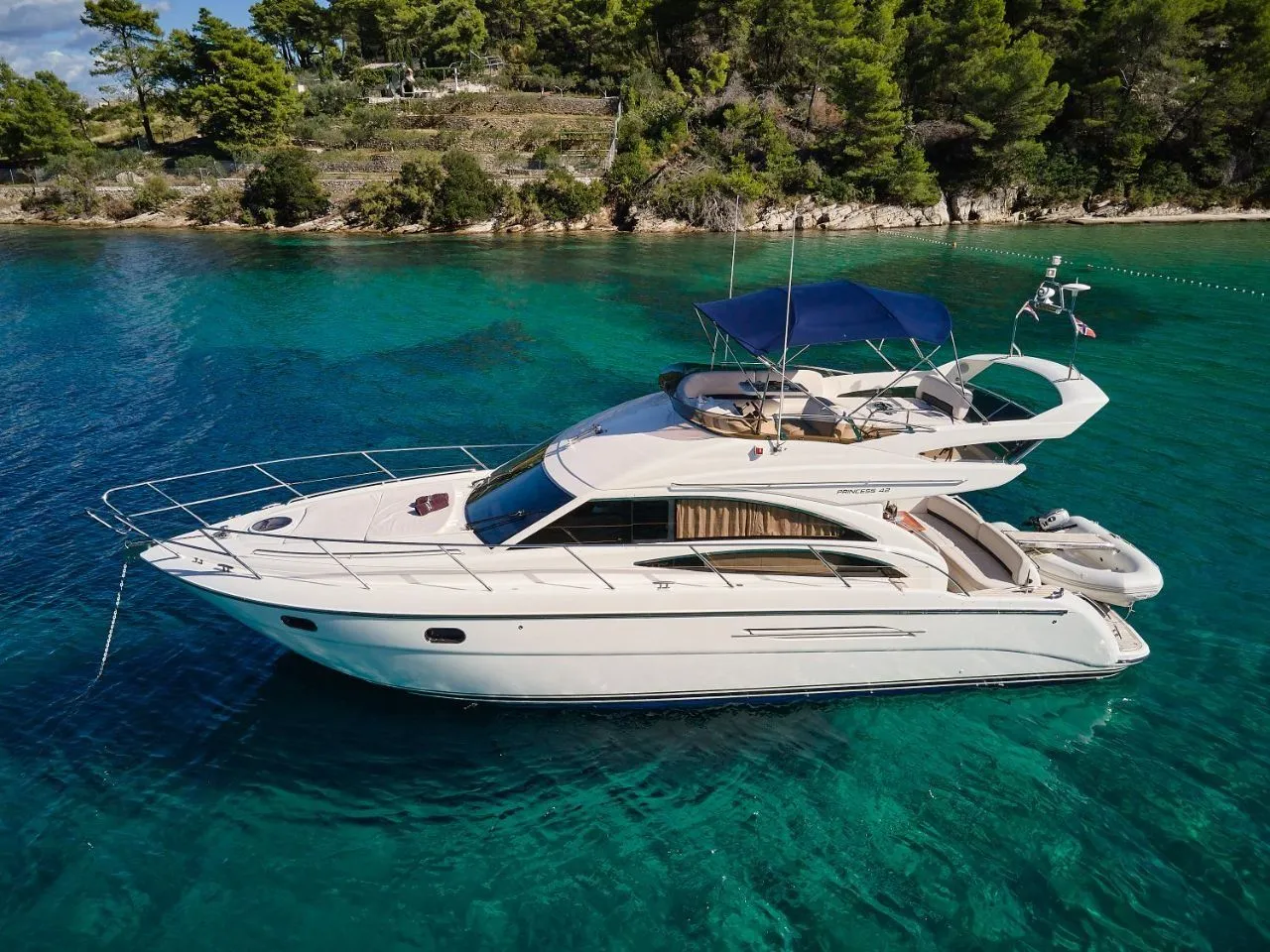 Rent a 13.05m Motor Yacht Princess 42 Fly in Podstrana