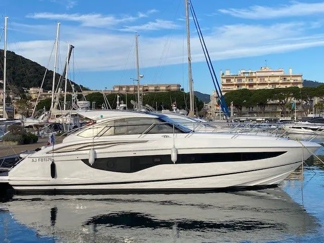 Rent a 12.98m Princess V40 in Grimaud