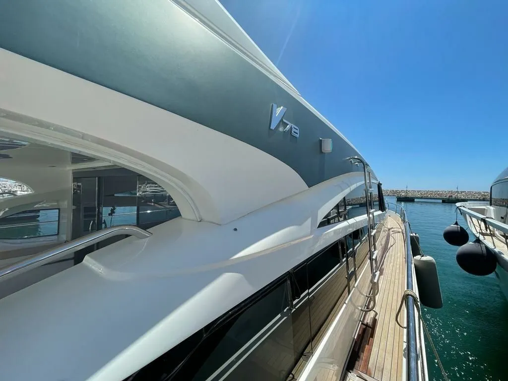 Analu Charter Boat
