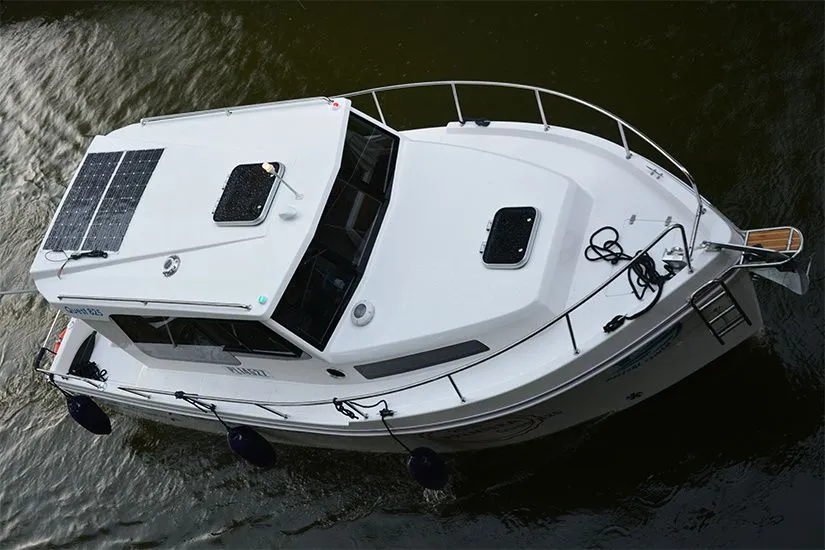 Explore Piaski on a 8.25m Rental Boat