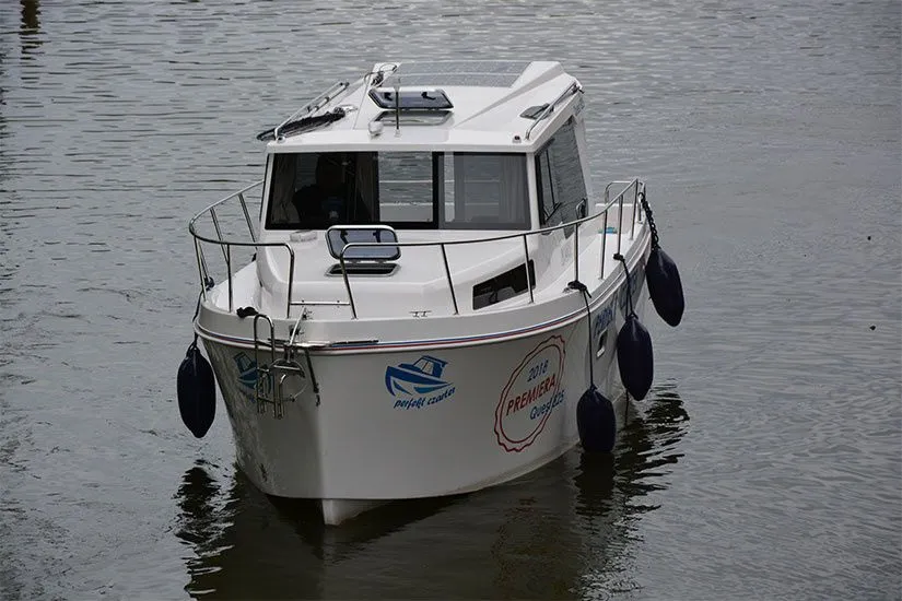 Explore Piaski on a 8.25m Rental Boat