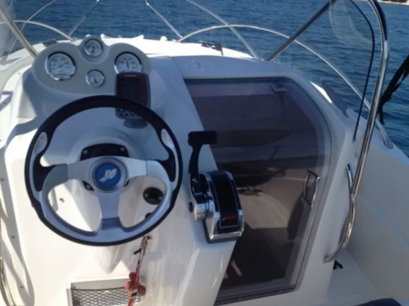Rent a 5.55m Motor Boat in Marina