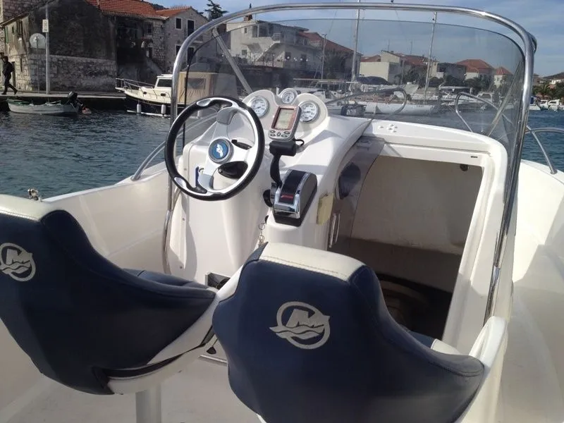 Rent a 5.55m Motor Boat in Marina