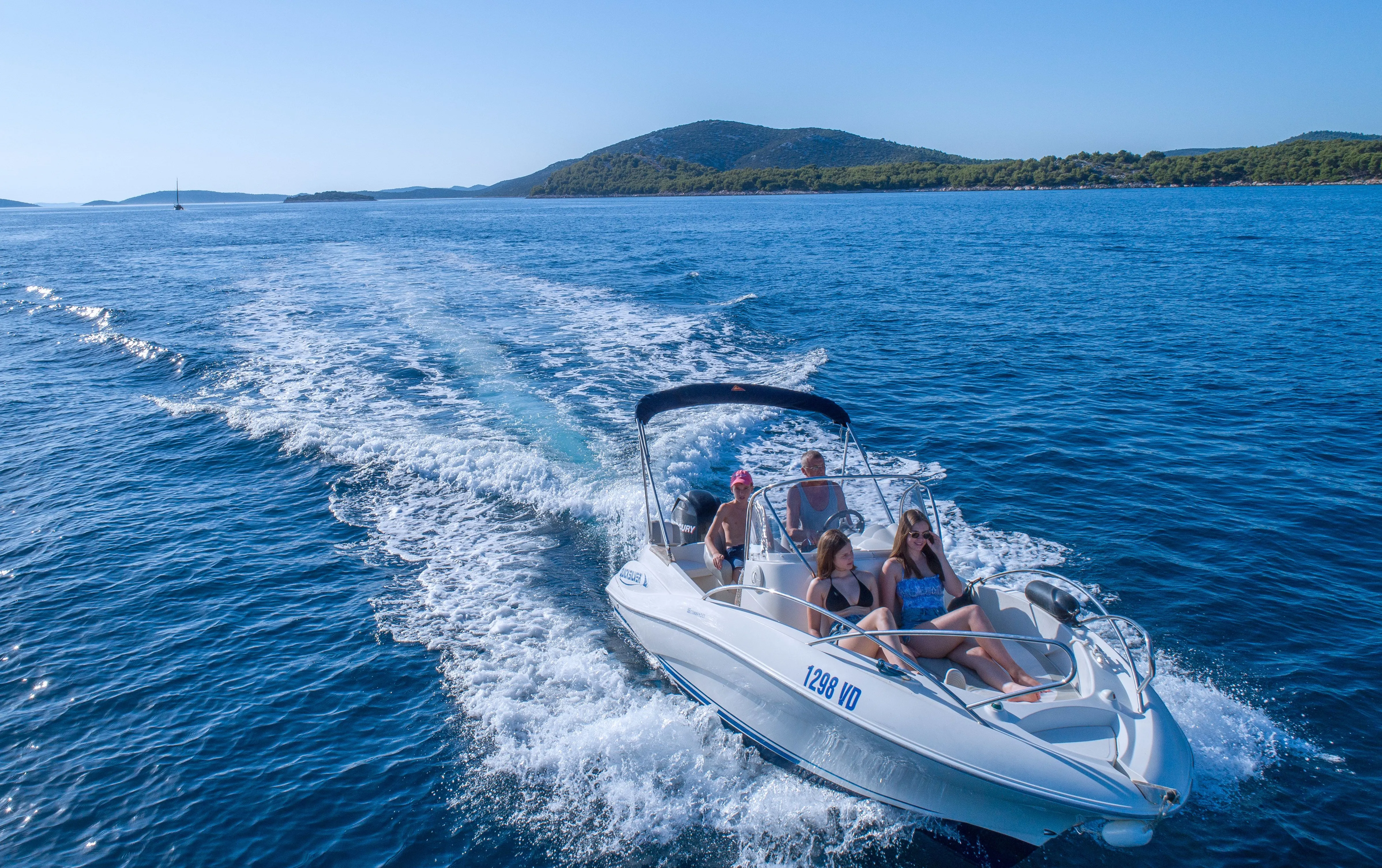 Rent a 5.55m Motor Boat in Tribunj