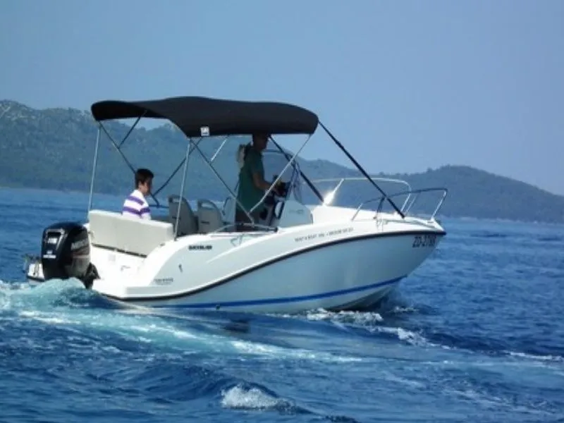 Rent a 6.12m Motor Boat Quicksilver 605 in Marina