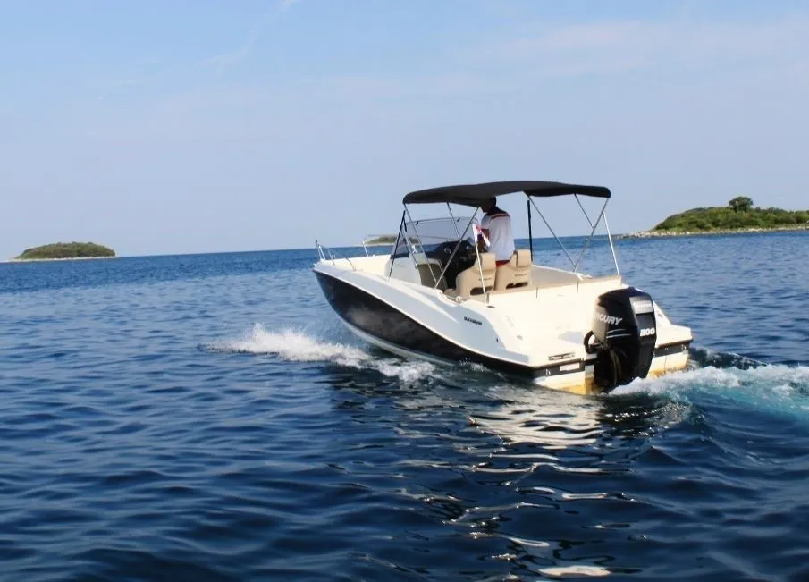 Charter a 6.75m Motor Boat Quicksilver 675 Open in Vrsar