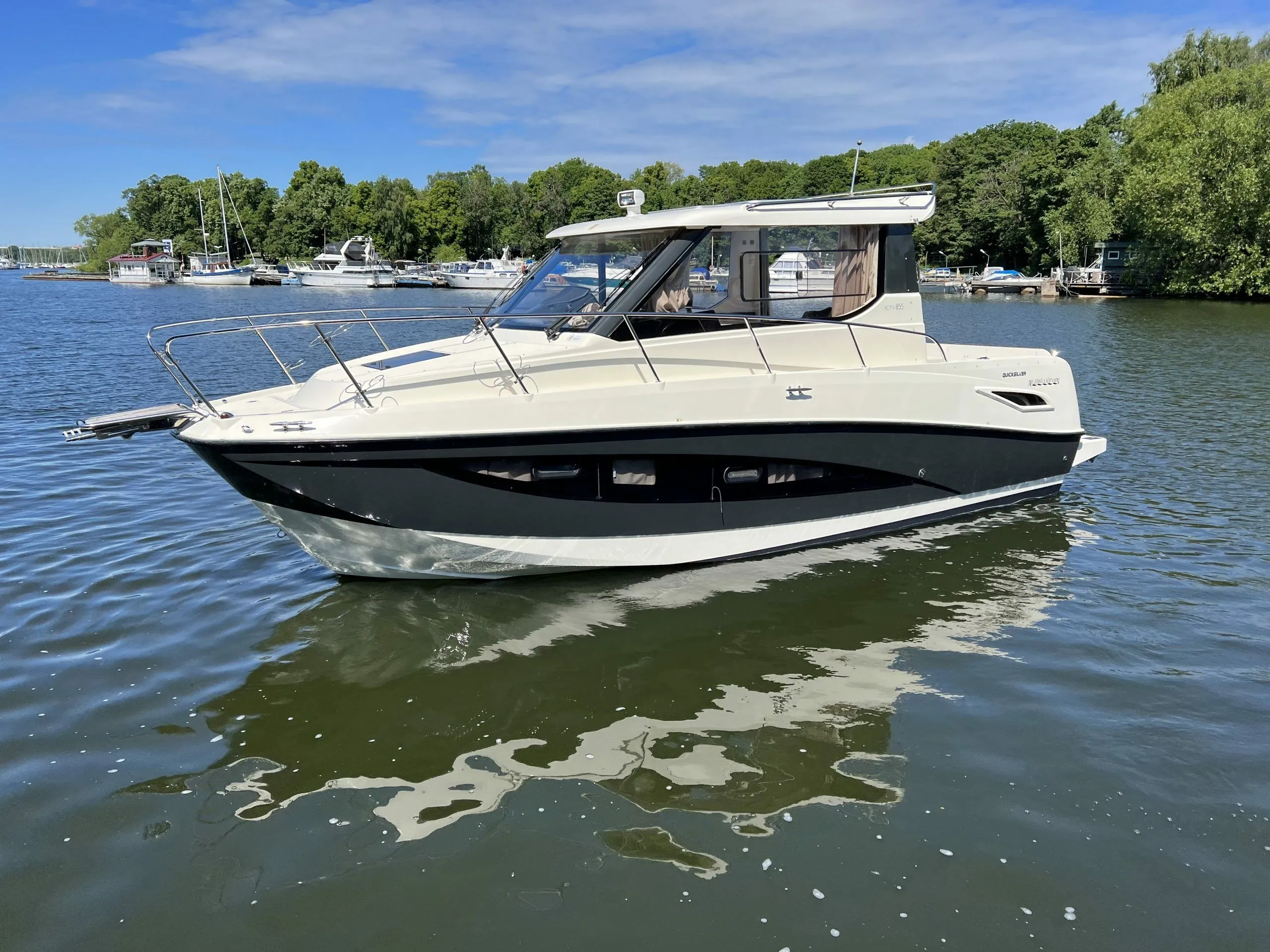 Charter a 8.91m Motor Yacht Quicksilver 855 Weekend in Gustavsberg