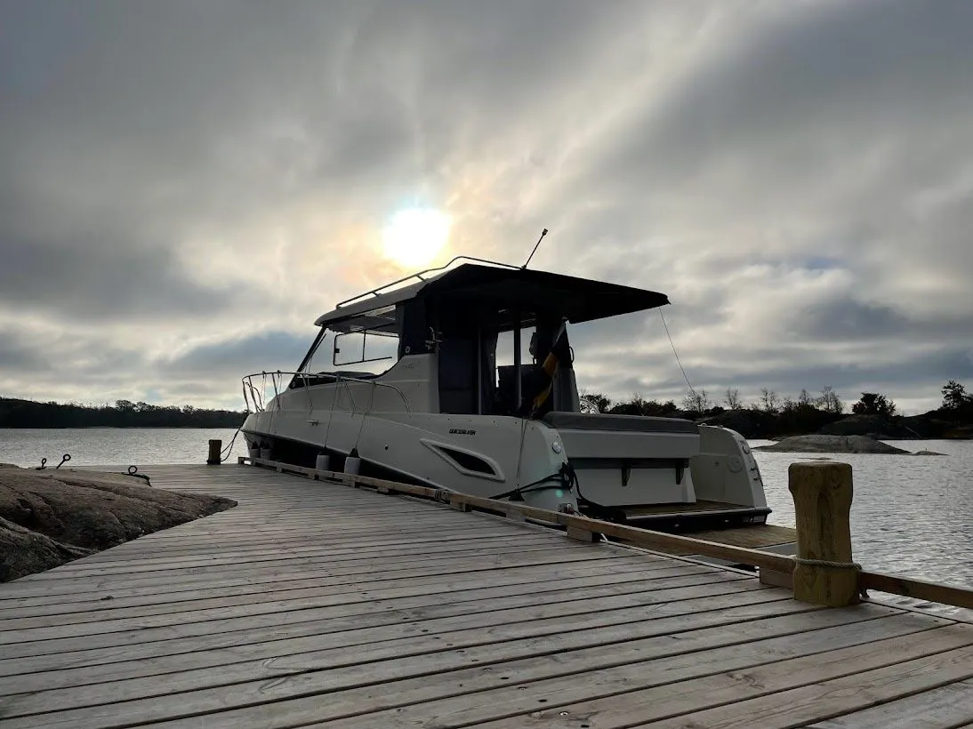 Charter a 8.91m Motor Yacht Quicksilver 855 Weekend in Gustavsberg
