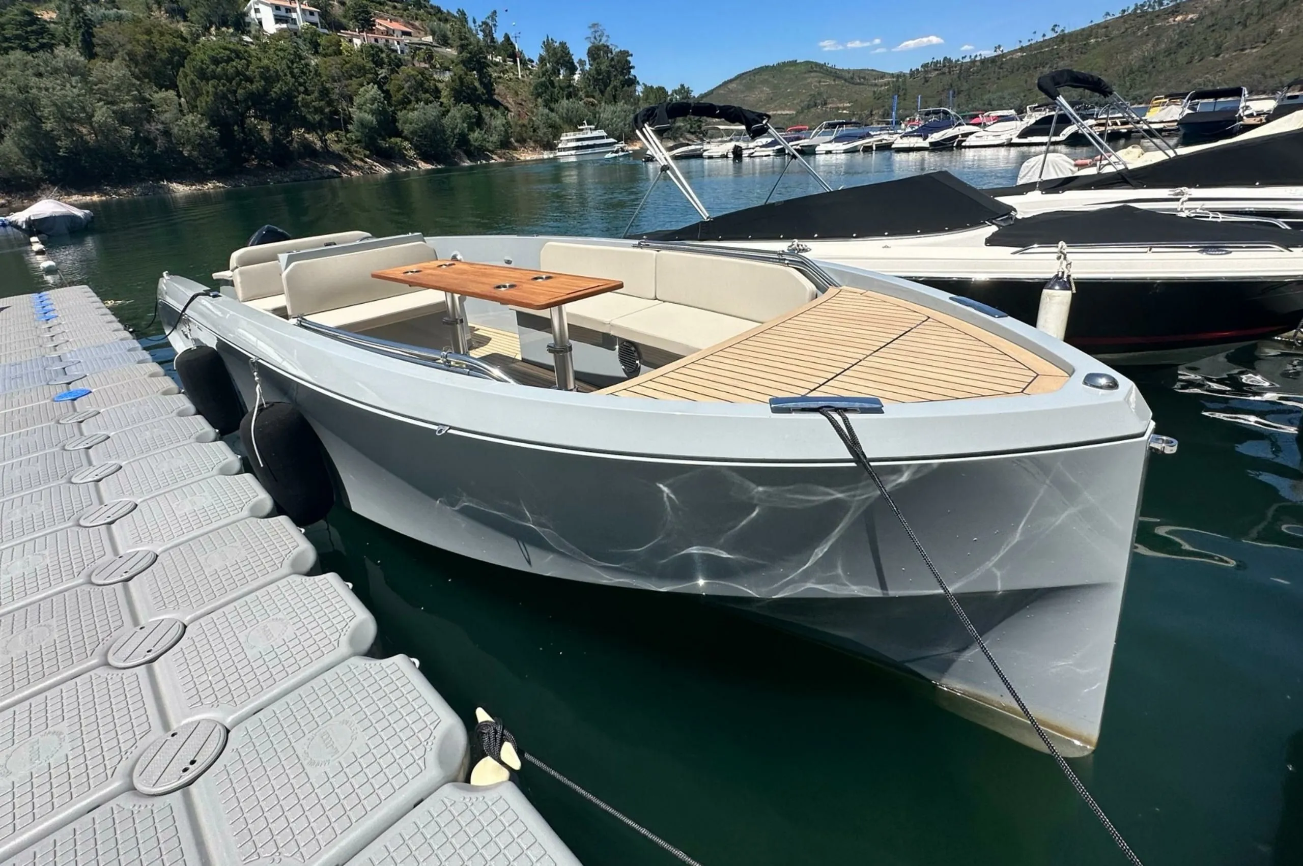 7.2m Setúbal Rand Mana 23 Motor Boat Hire