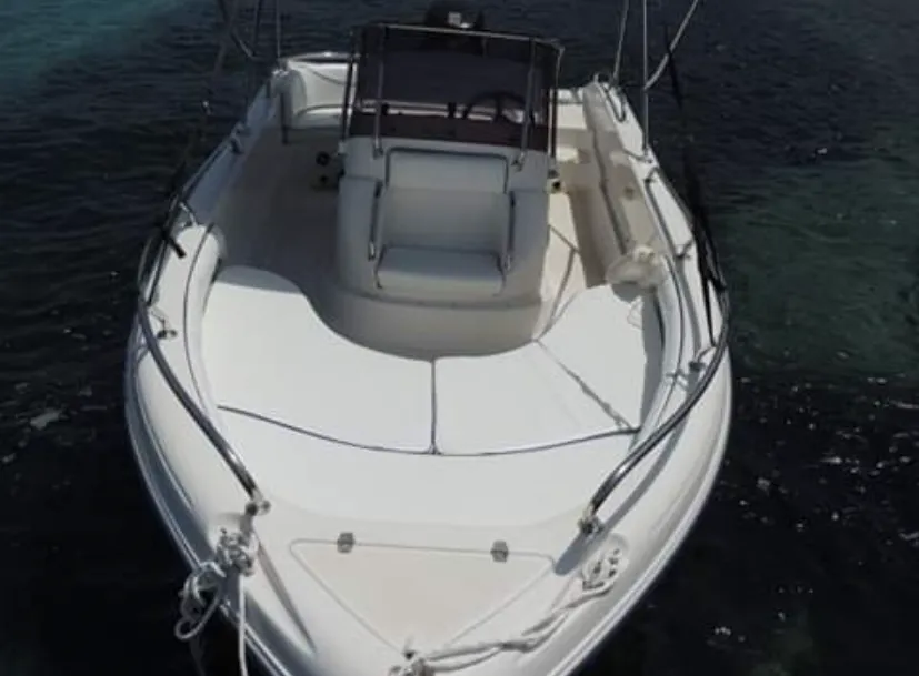 Rent a 5.5m Ranieri 19 S Motor Boat in Lumbarda