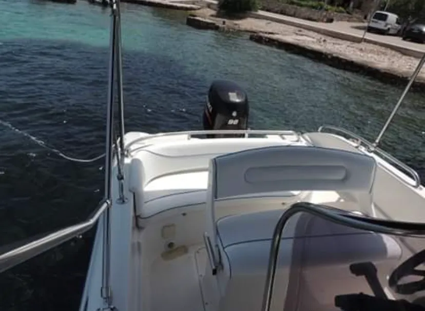 Rent a 5.5m Ranieri 19 S Motor Boat in Lumbarda