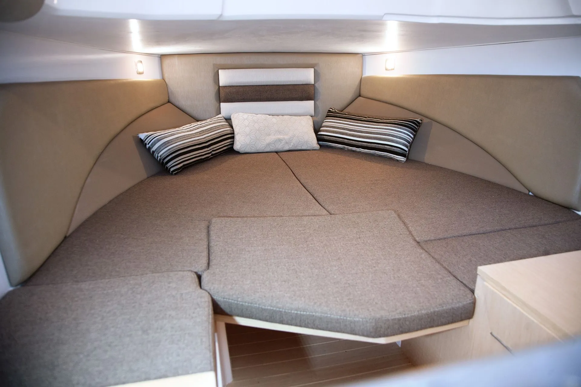 Charter a 7.8m Ranieri 240 SH in Novi Vinodolski