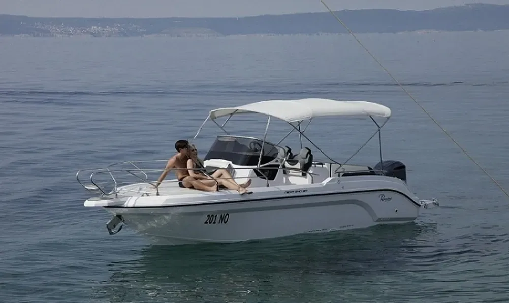 Charter a 7.8m Ranieri 240 SH in Novi Vinodolski