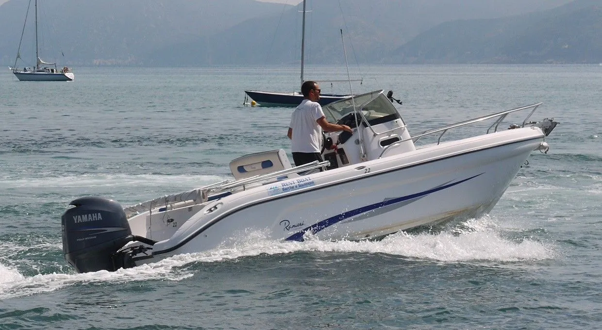 Charter a 6.9m Motor Boat in Portoferraio