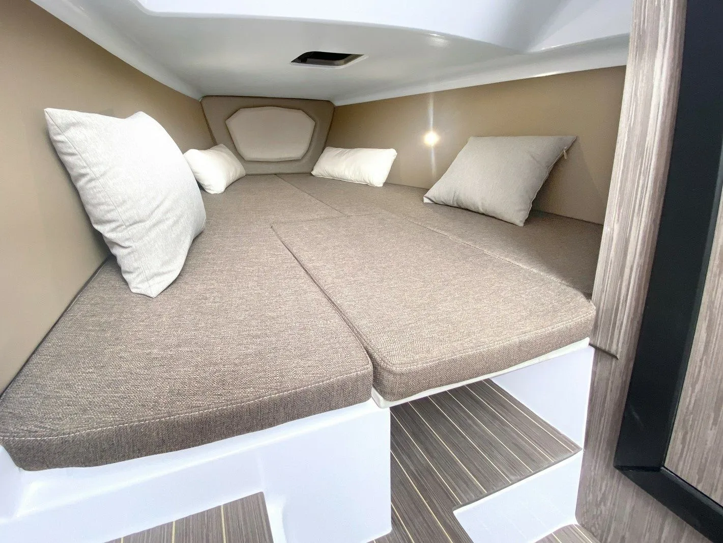 Charter a 8.6m Motor Boat Ranieri Cayman 28.0 Executive in Capo d'Orlando