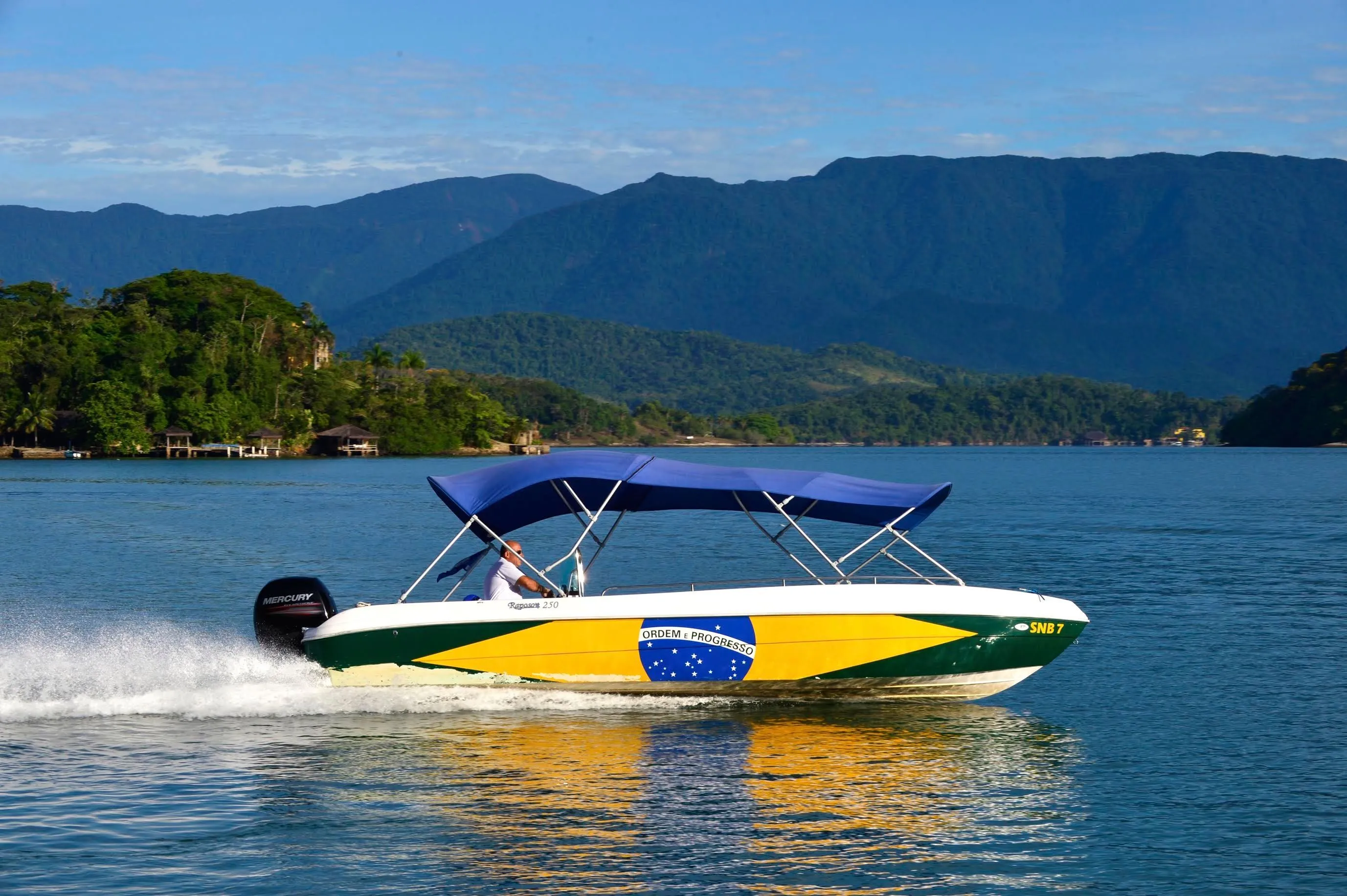 Rent a 7.6m Motor Boat in Angra dos Reis