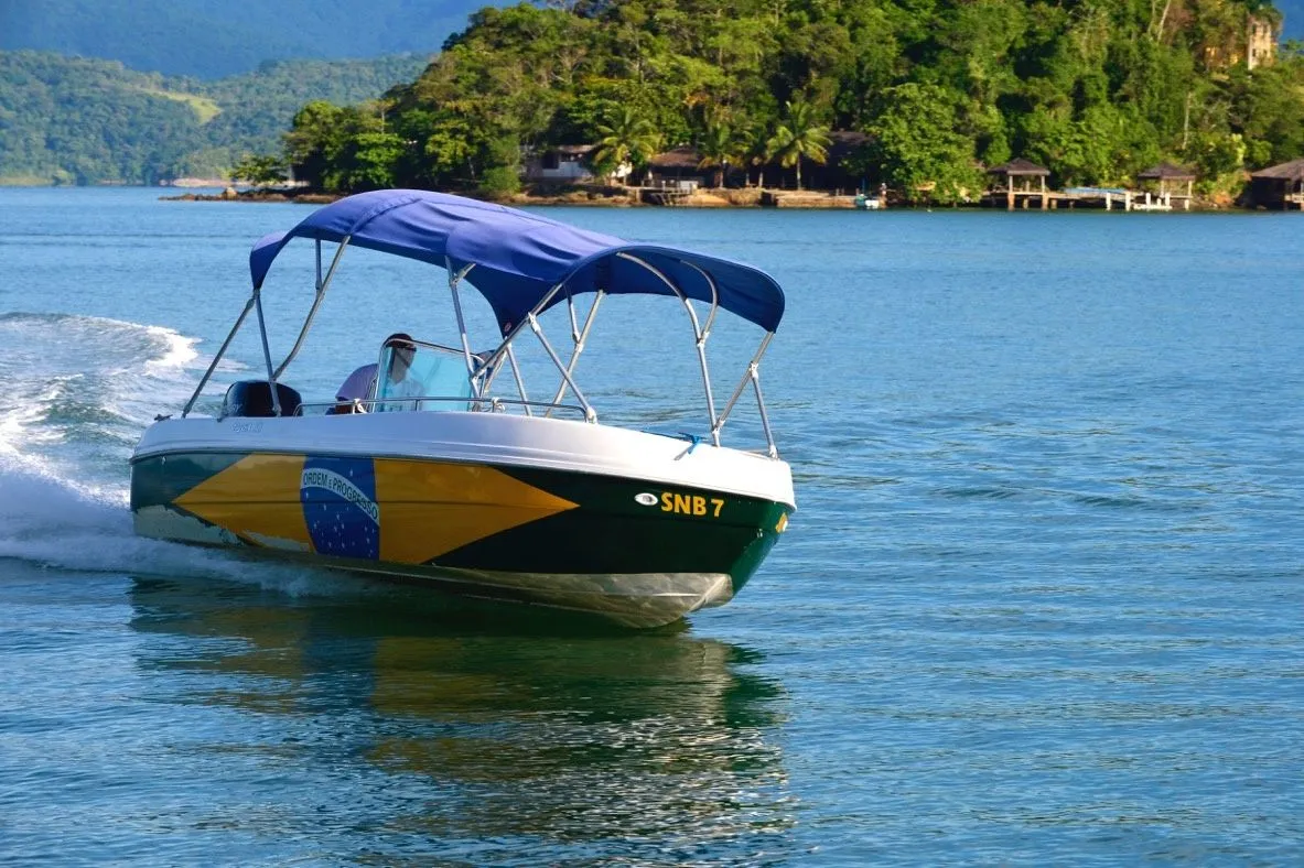 Rent a 7.6m Boat in Angra dos Reis