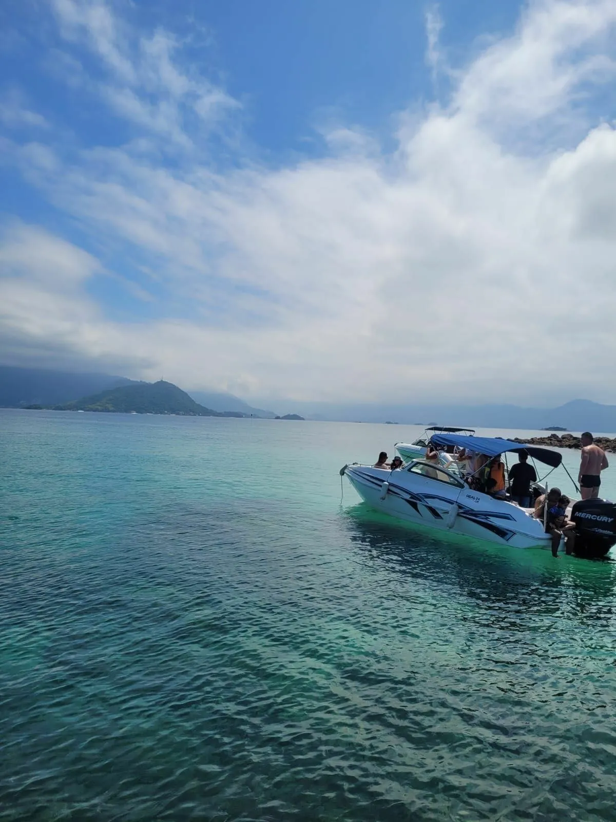 Rent a 7.31m Motor Boat Real 24 in Angra dos Reis