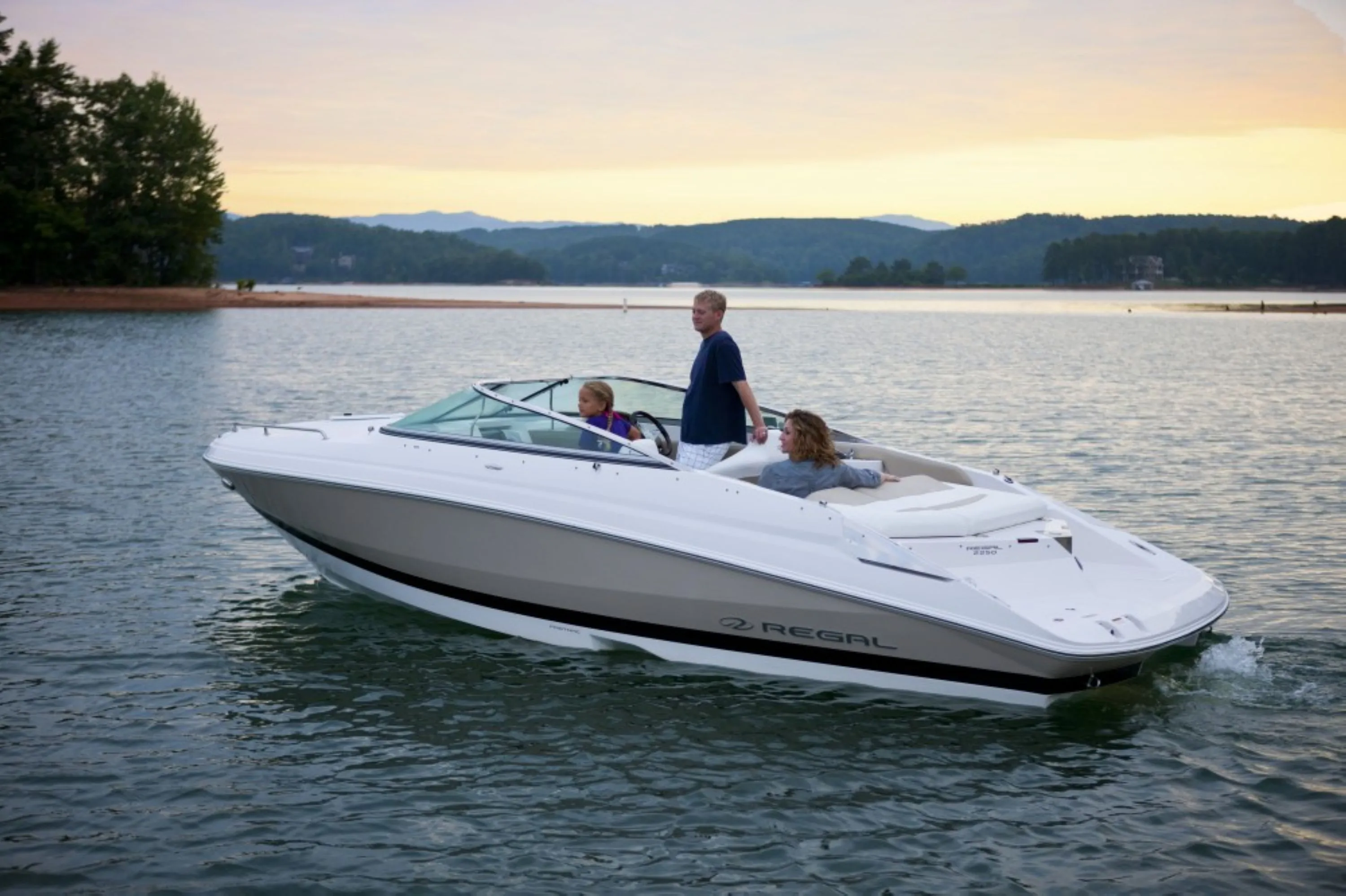 6.8m Murter Regal 2250 Motor Boat Hire