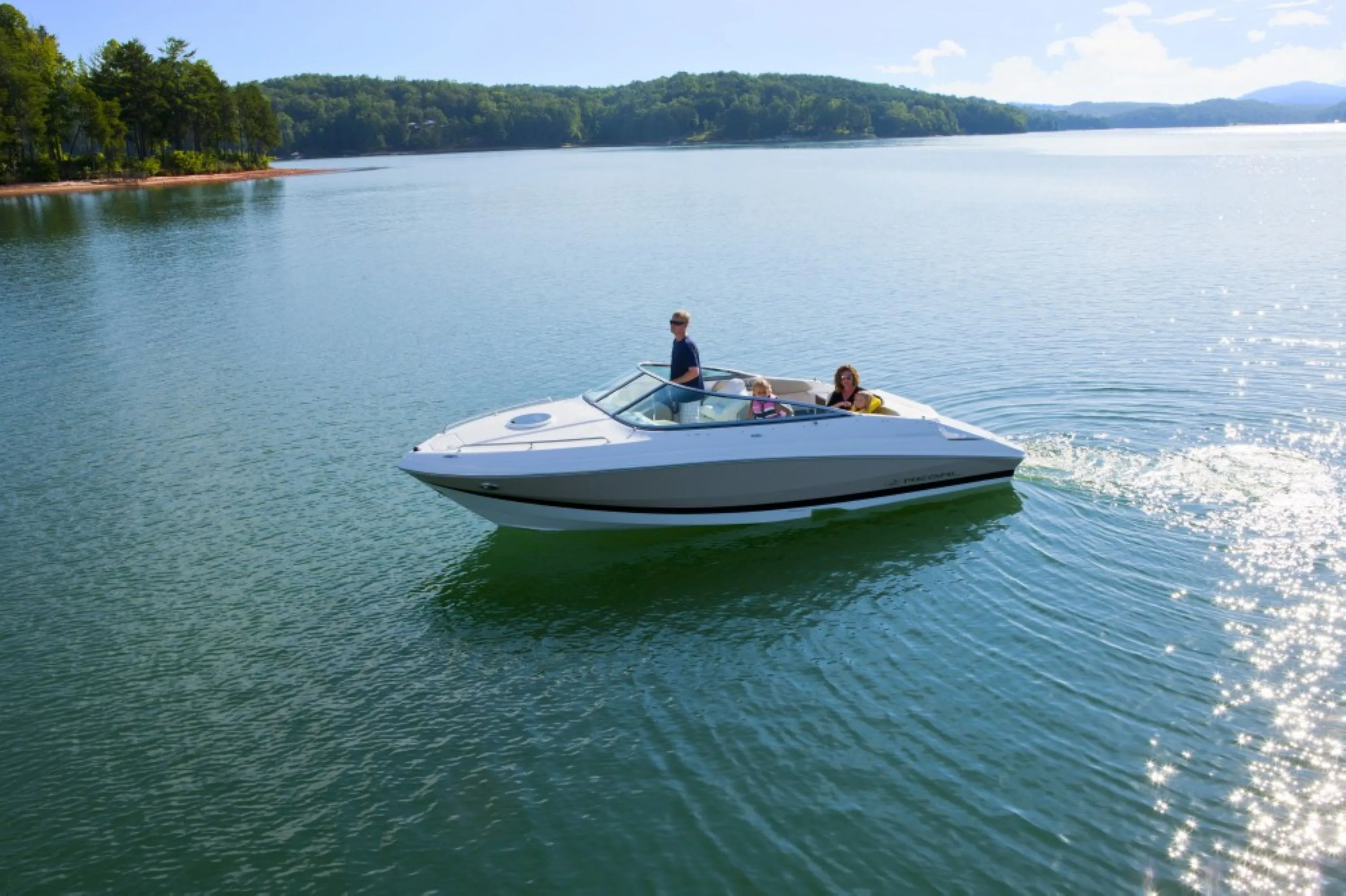 6.8m Murter Regal 2250 Motor Boat Hire