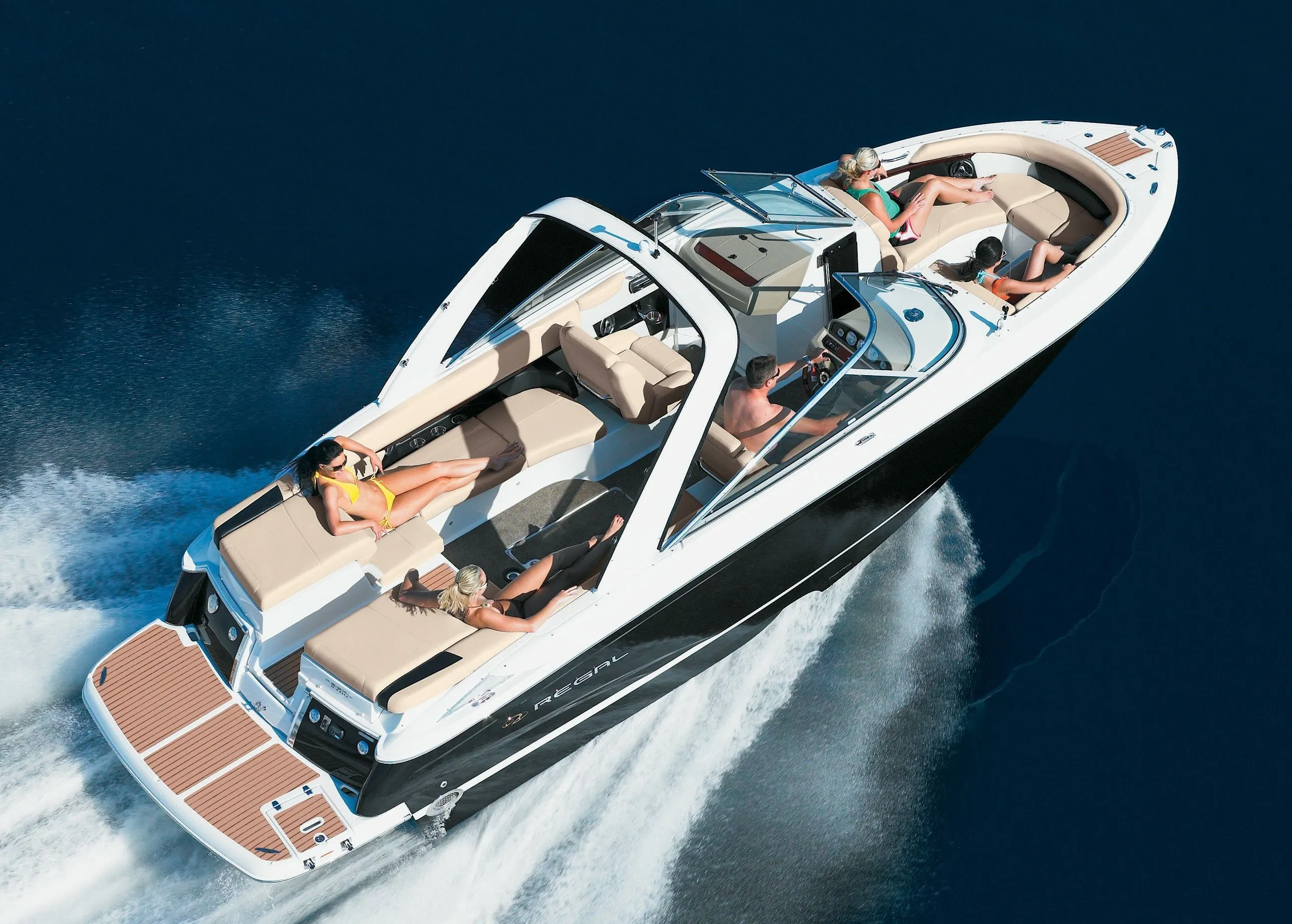 Rent a 8.7m Regal 2700 Motor Boat in Cala D'Or