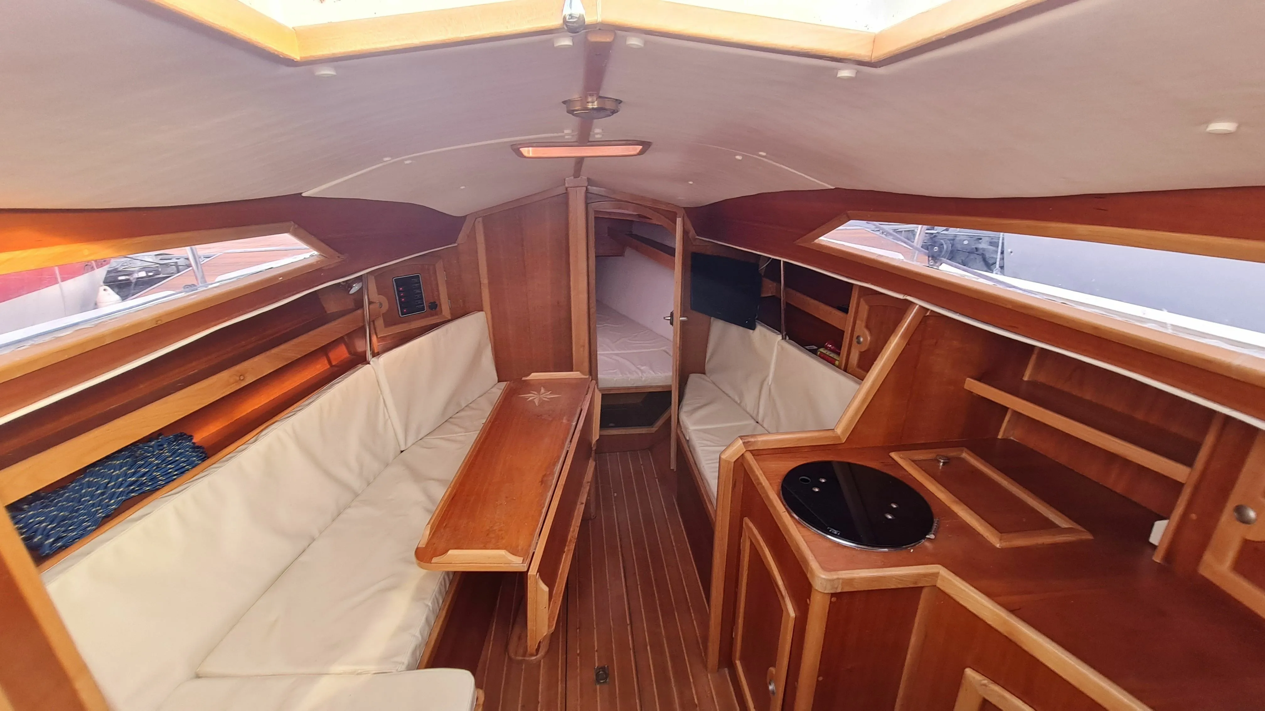 Rent a 9.1m Regina 31 Sailing Yacht in Balatonfenyves