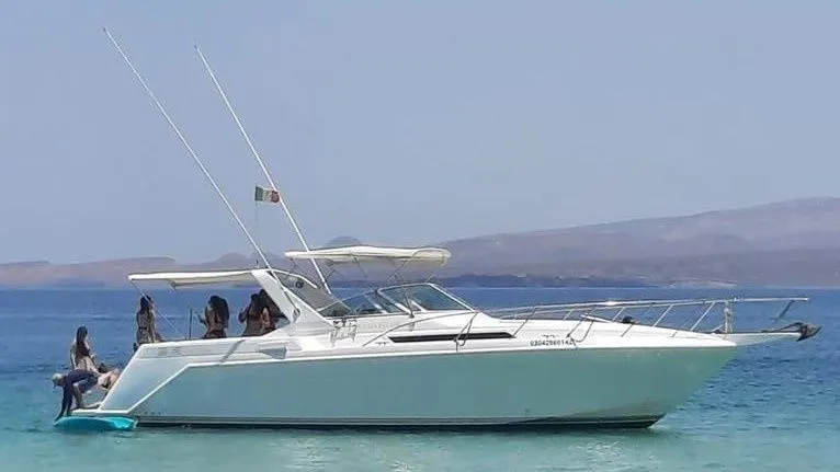 Charter a 13.11m Motor Yacht in La Paz