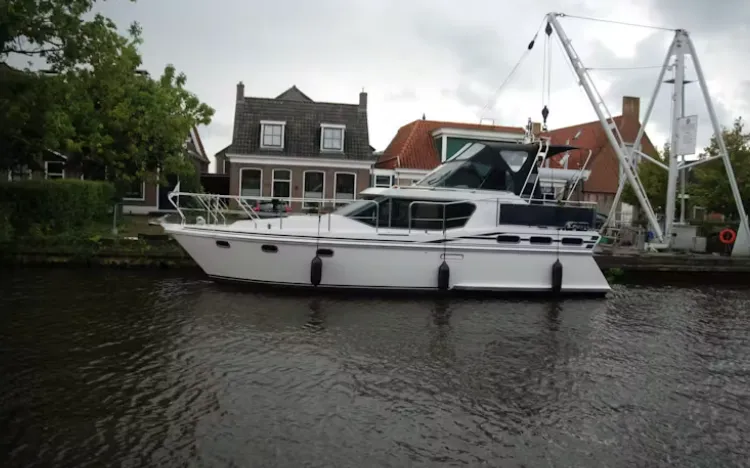 Explore Warten on a 11.5m Rental ReLine 1150