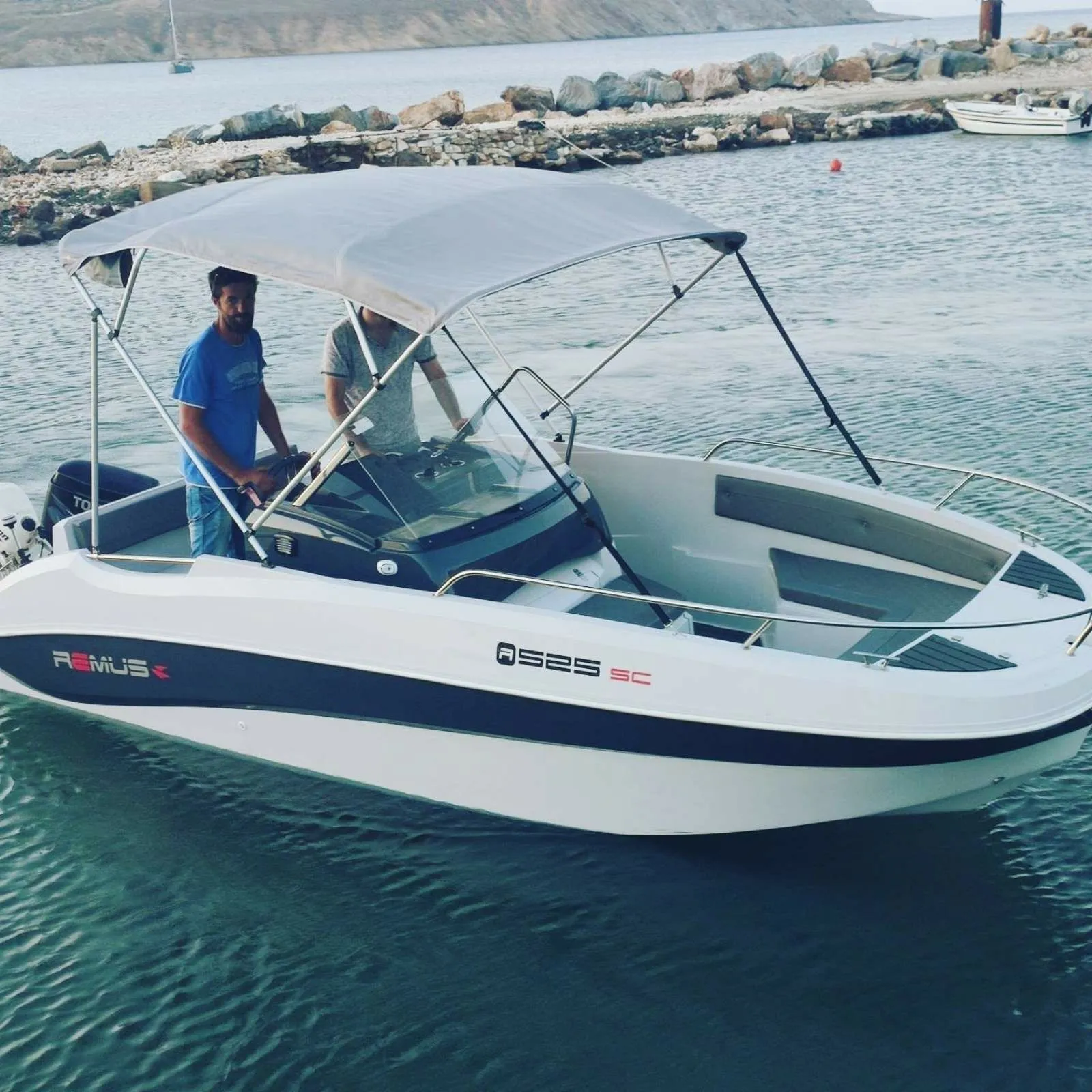 Charter a 5.3m Motor Boat Remus 525 SC in Piso Livadi