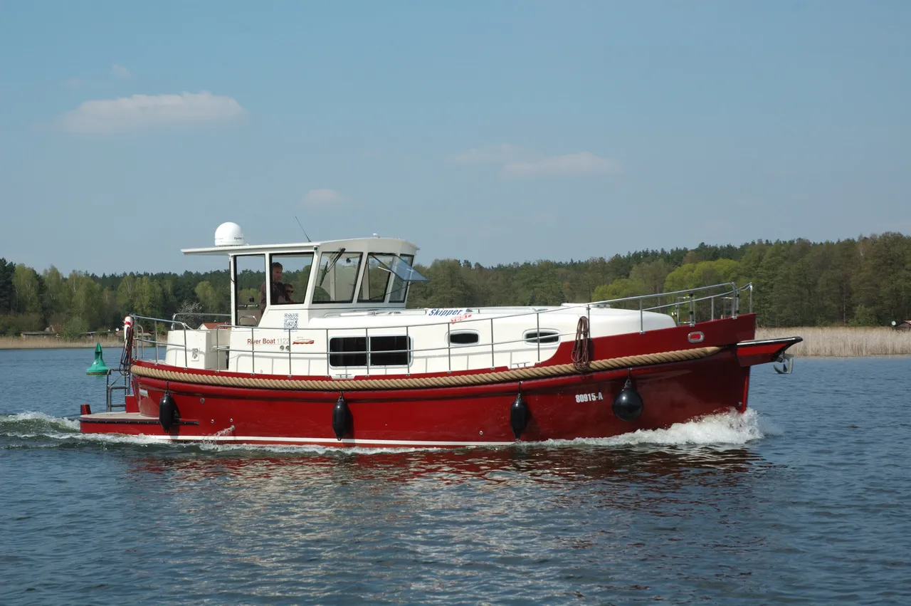 Boot - Explore Fürstenberg/Havel on a 11.6m River Boat 1122 Motor Yacht Rental