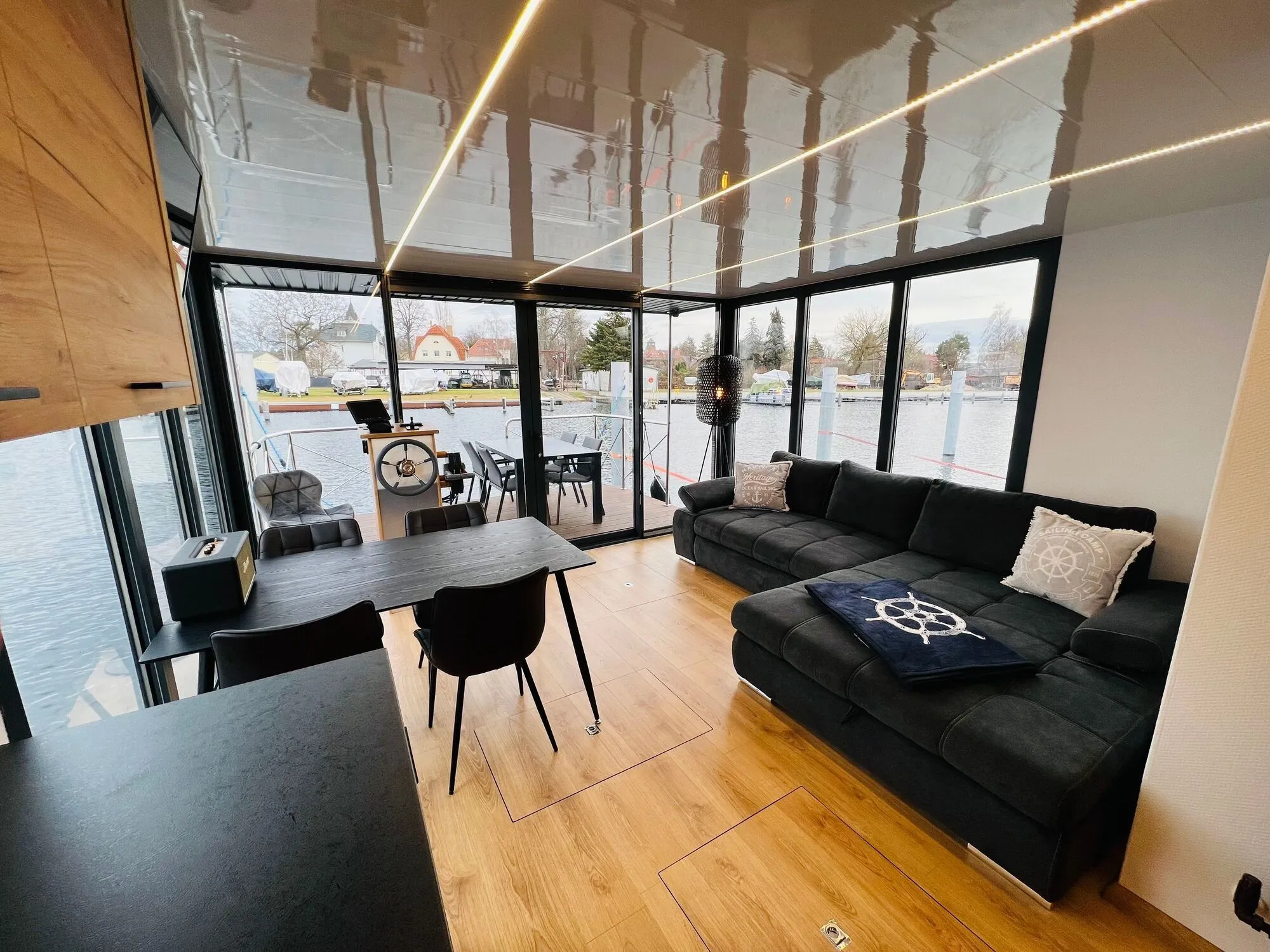 Houseboat One Kiralık Teknesi