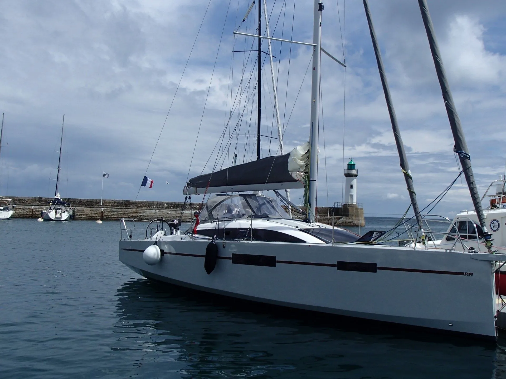 Rent a 10.7m RM 1070 in Lorient