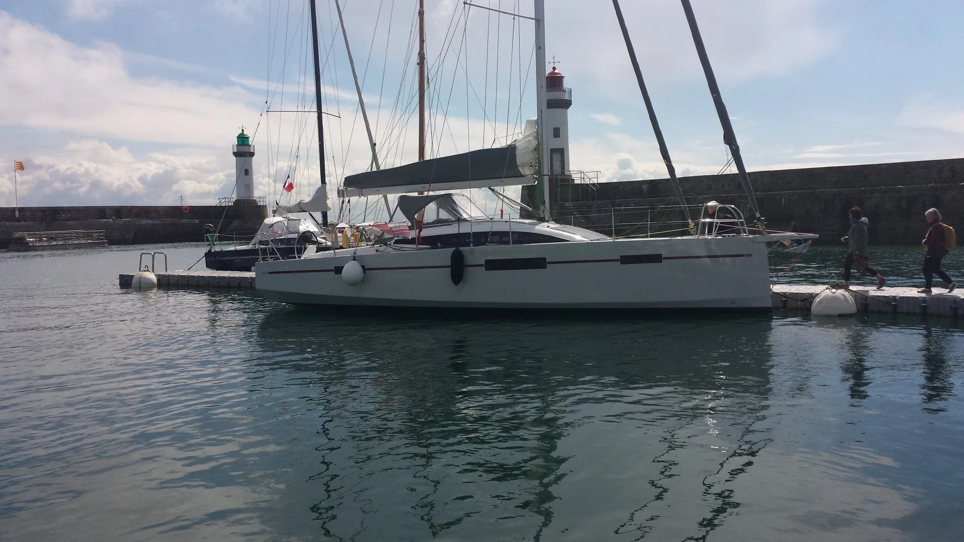 Rent a 10.7m RM 1070 in Lorient