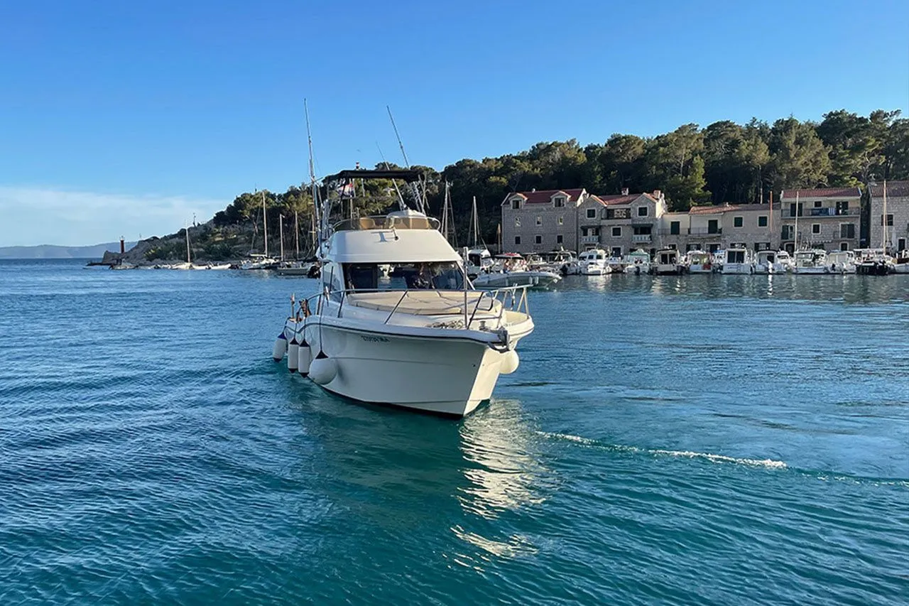 10.4m Makarska Rodman 1040 Motor Yacht Hire