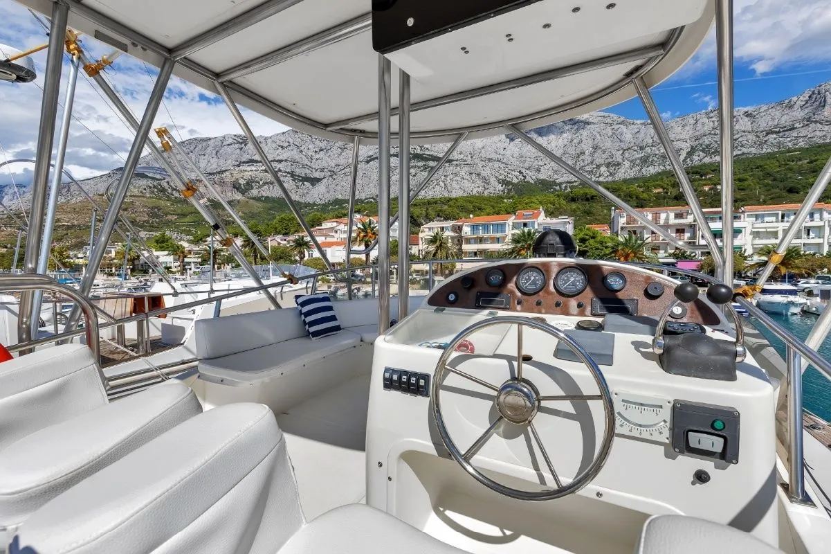 Rent a 13.4m Motor Yacht Rodman 1250 in Makarska