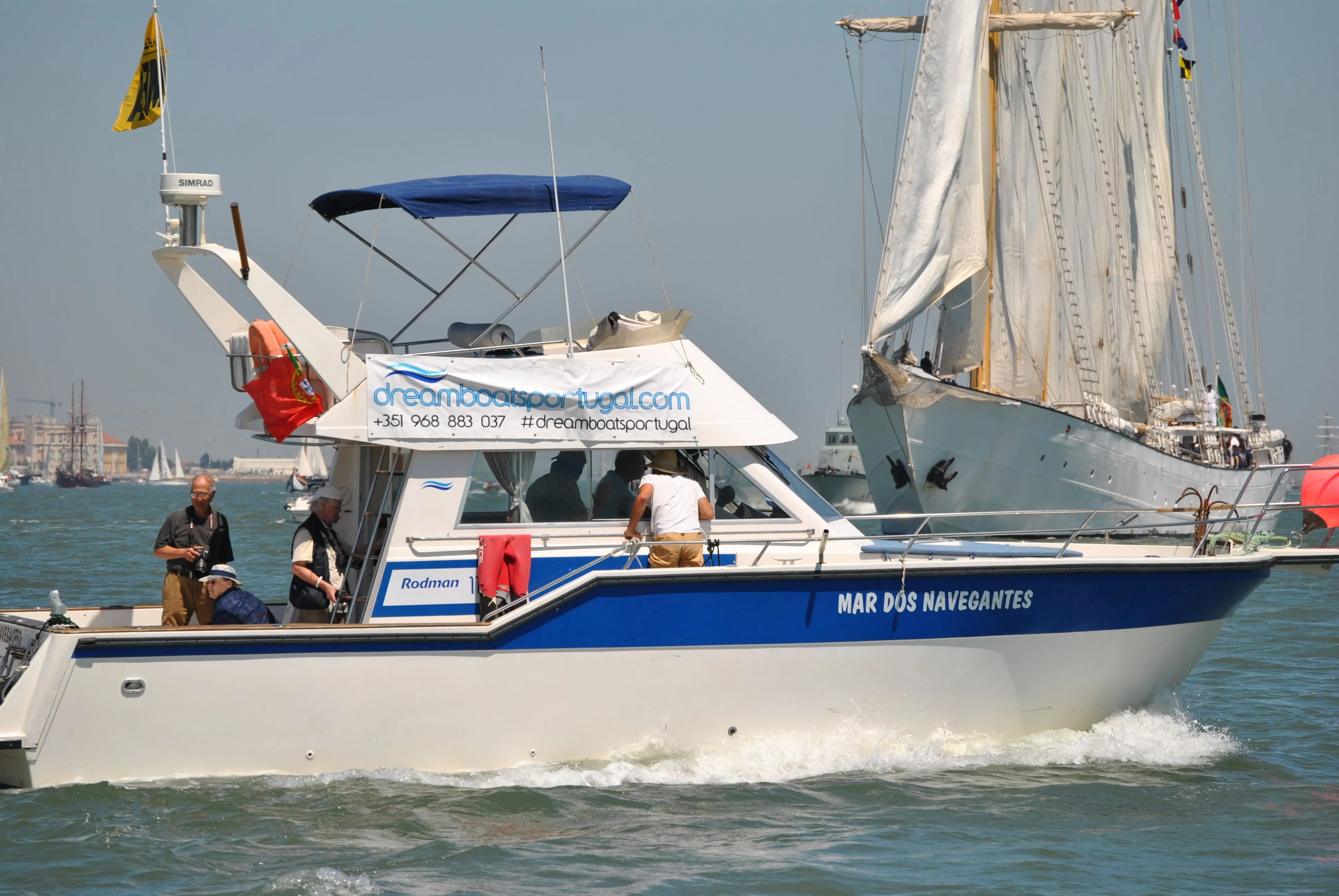 Rent a 11m Motor Yacht in Cascais