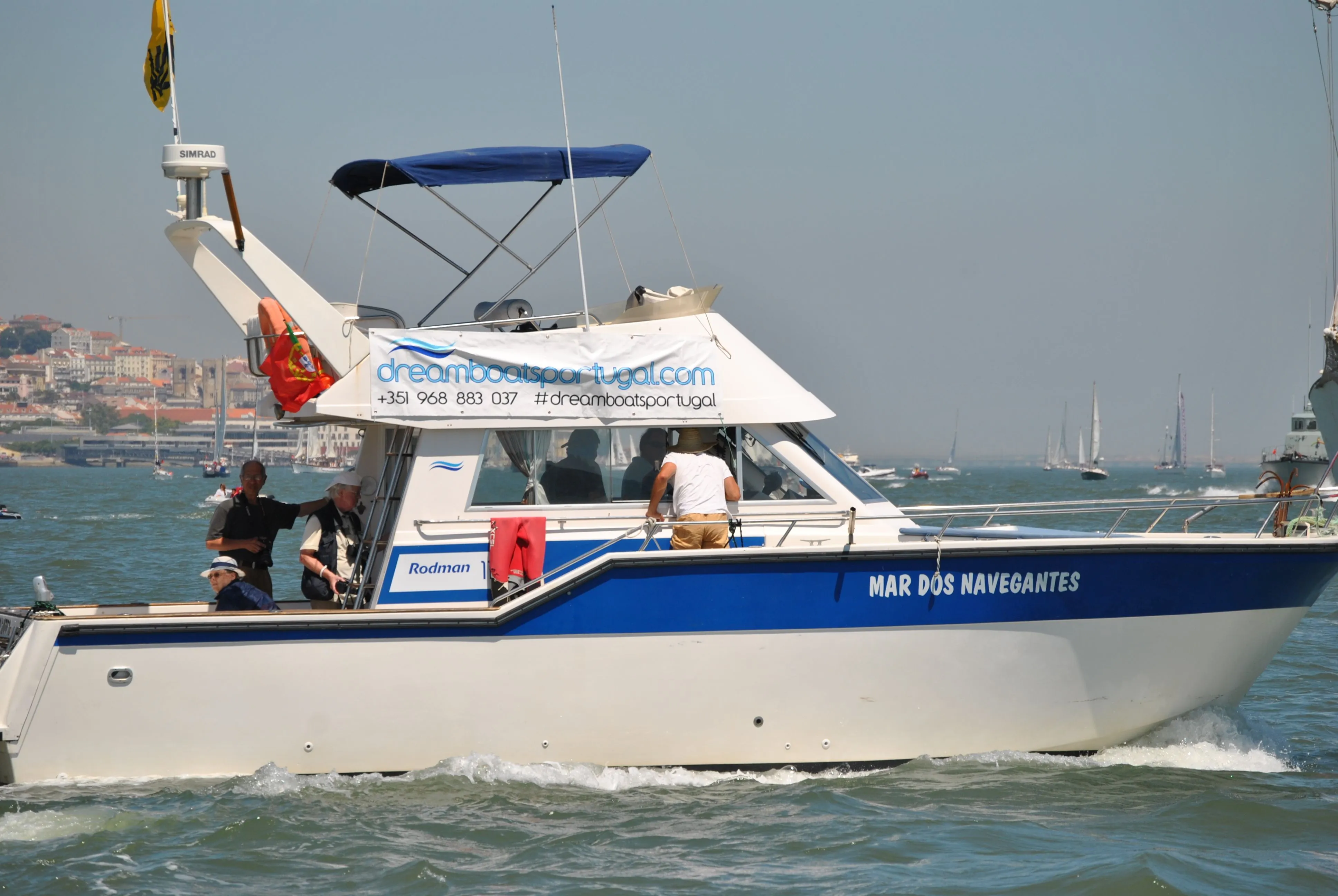 Rent a 11m Motor Yacht in Cascais